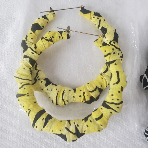 Two Earring Bundle - Picture 13 of 14